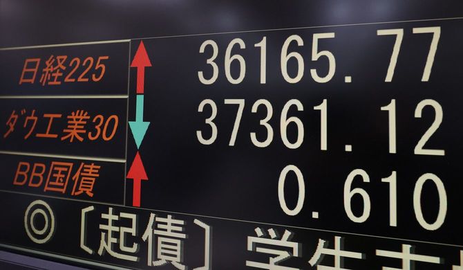 日経平均株価を示すモニター＝2024年1月17日午前、東京都中央区