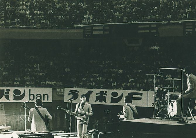 日本武道館でのコンサートにはのべ3万5000人警察官が動員され、会場内には240人の消防隊員が配置された。前代未聞の警備だった。