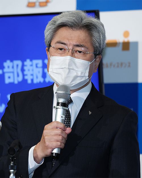 定例記者会見で、自民党議員の政治資金パーティーに参加していたことについて説明する日本医師会の中川俊男会長＝2021年5月12日、東京都文京区