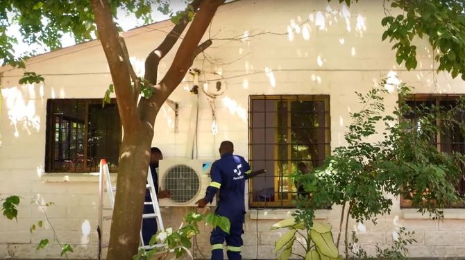 ダルエスサラームでの設置作業