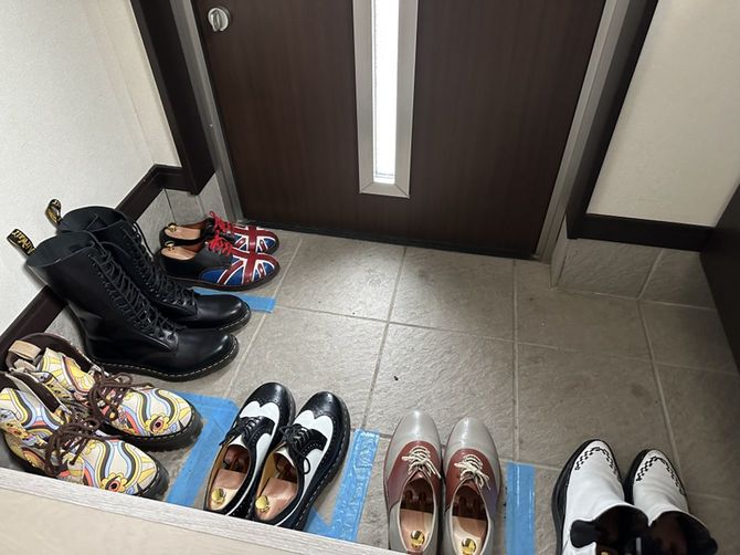 図版1：玄関のテープ