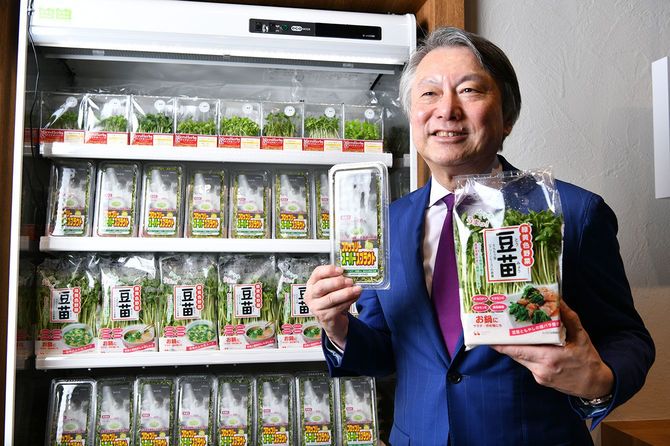 村上社長。東京オフィスにお邪魔すると、きれいに陳列されたブロッコリースーパースプラウトと豆苗が出迎えてくれる。