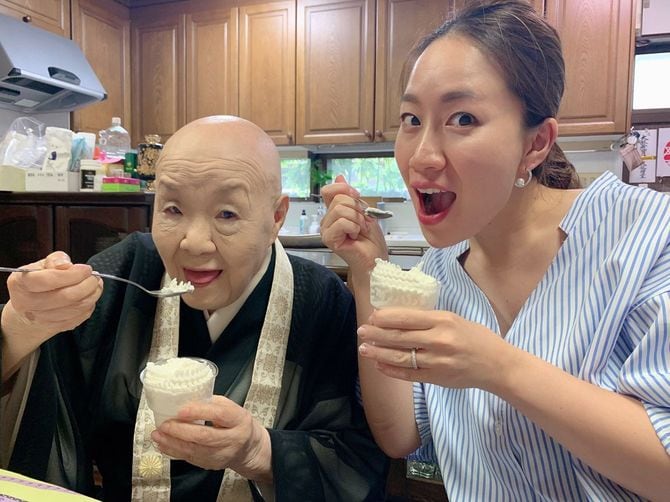 瀬戸内寂聴さん（左）と瀬尾まなほさん