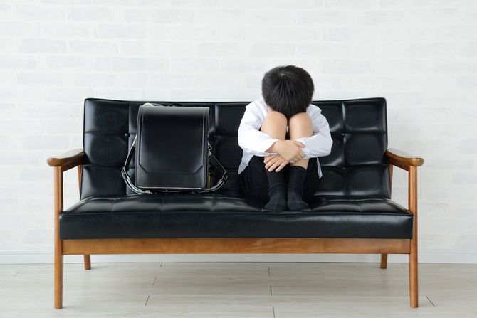 リビングルームに一人で座っている子ども