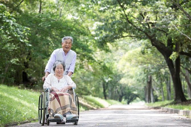 車椅子のシニアカップル