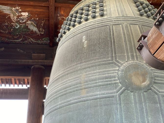 「国家安康」「君臣豊楽」の文字が刻まれた（白枠）方広寺梵鐘
