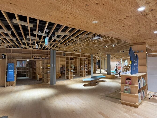 木をふんだんに使用したデザインで子どもが落ち着けるスポットが随所に用意されている