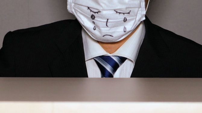 泣いているビジネスマンの画像