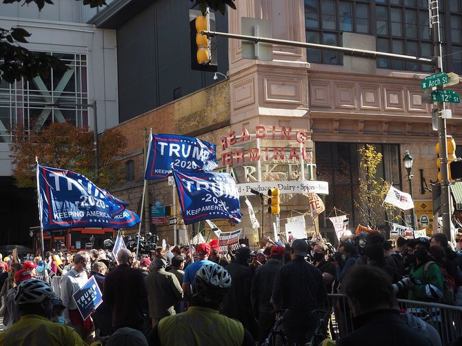 アメリカ東部ペンシルベニア州フィラデルフィアの集計会場前で行われたトランプ支持者(左手前)とバイデン支持者(右奥)のデモ