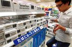 増税直前の9月には空前の駆け込み需要が発生した。そのため翌10月の売り上げは前年同月比7割減と壊滅的に。(PANA=写真)