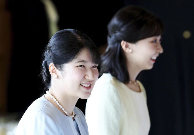 日本芸術院賞の受賞者らと懇談される天皇、皇后両陛下の長女愛子さまと秋篠宮家の次女佳子さま=2025年6月24日、宮殿・連翠