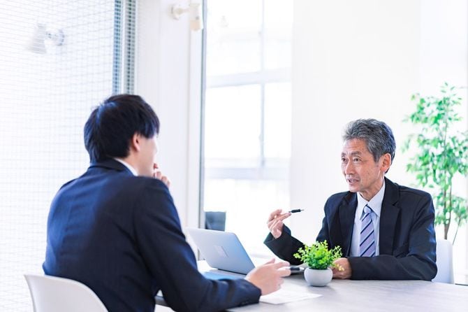 会議を開く上司と部下