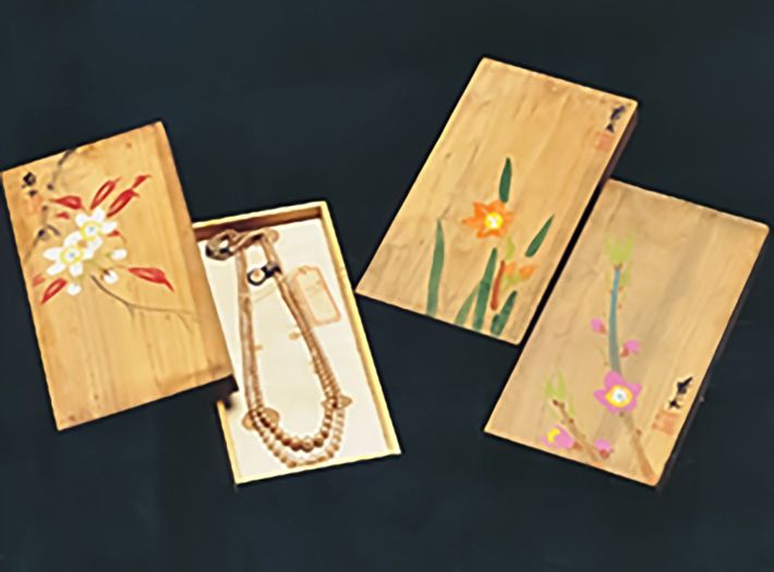 井上早苗から仕入れた桐箱入りの模造真珠のネックレス 出典＝『<a href="https://www.amazon.co.jp/exec/obidos/ASIN/4833425025/presidentjp-22" target="_blank">ブラジャーで天下をとった男 ワコール創業者 塚本幸一</a>』