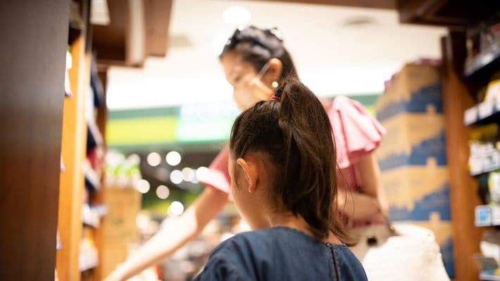 お金が貯まらない家の子がよくする｢1億円貯まる家の子は絶対しない｣スーパーでの"ある行動"
