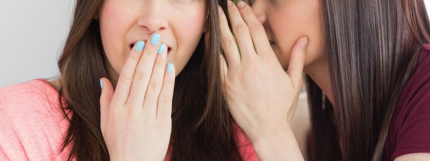 内緒話をする二人の女性