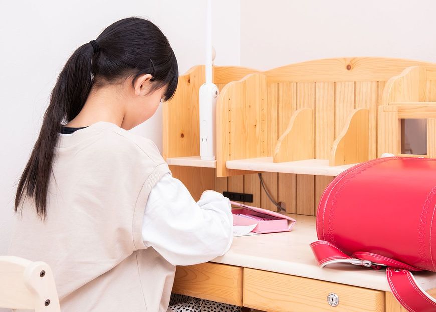 学習机で勉強をしている小学生