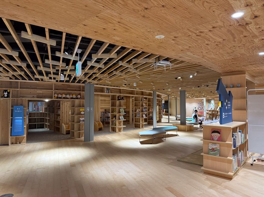 木をふんだんに使用したデザインで子どもが落ち着けるスポットが随所に用意されている