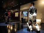 イーアスつくばの目玉施設である「サイバーダインスタジオ」内部の様子。装着型ロボットスーツ「HAL」の実演が行われている。希望者には抽選で装着体験も。平日の入場料は大人700円。