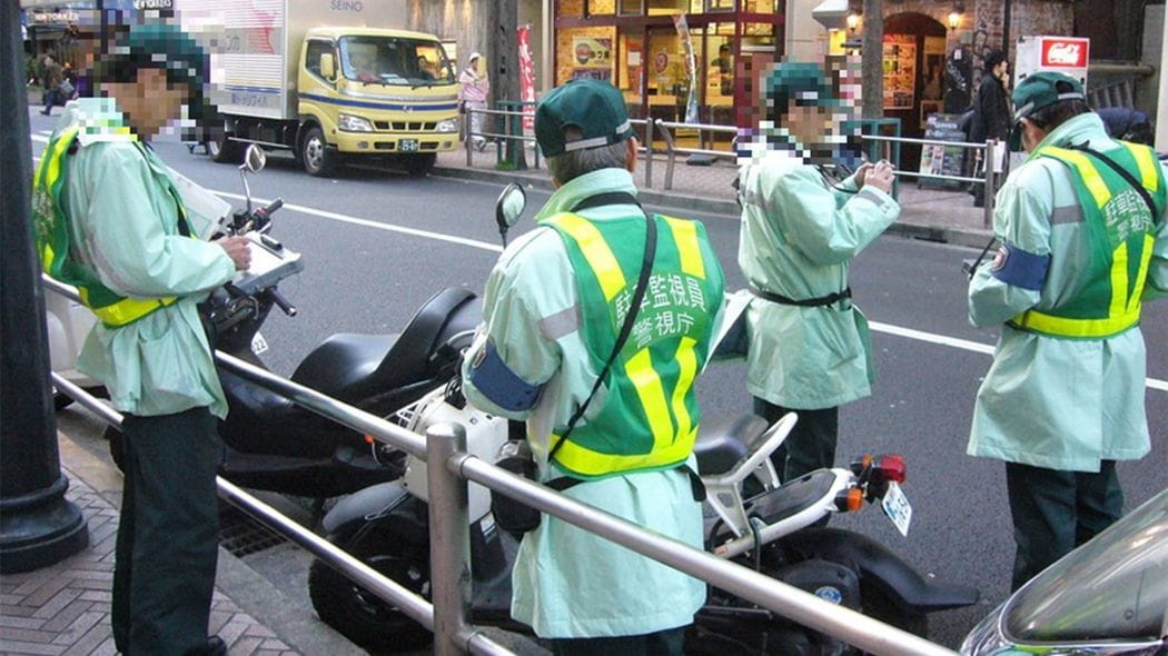 ｢完全な違法駐車｣でも､車内に人がいるとお手上げ…警察官にできて､｢緑の人｣にはできないこと 知らないと損をする｢駐禁取り締まりルール｣