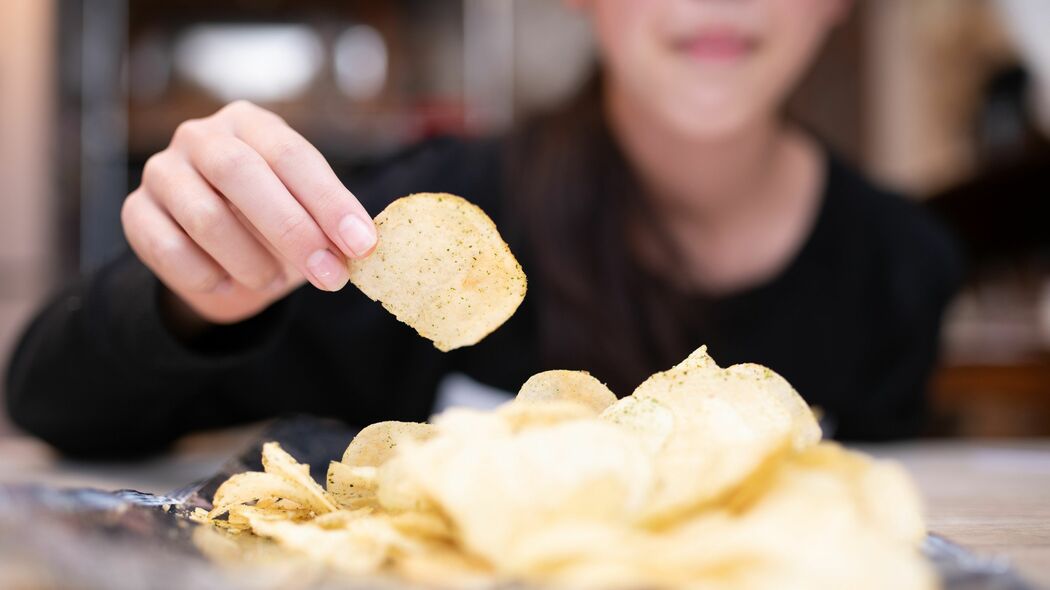 満腹なのに｢ポテチあと1枚｣が止まらない…大学教授｢食べても食べても満たされない人が真っ先にすべき行動｣