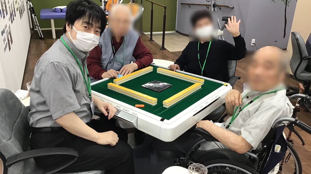 Mリーガーとも同卓する…｢雀荘のような介護施設｣でのガチ麻雀に高齢者が行列をつくっているワケ 認知症の人も､麻雀を打つとキリッとする