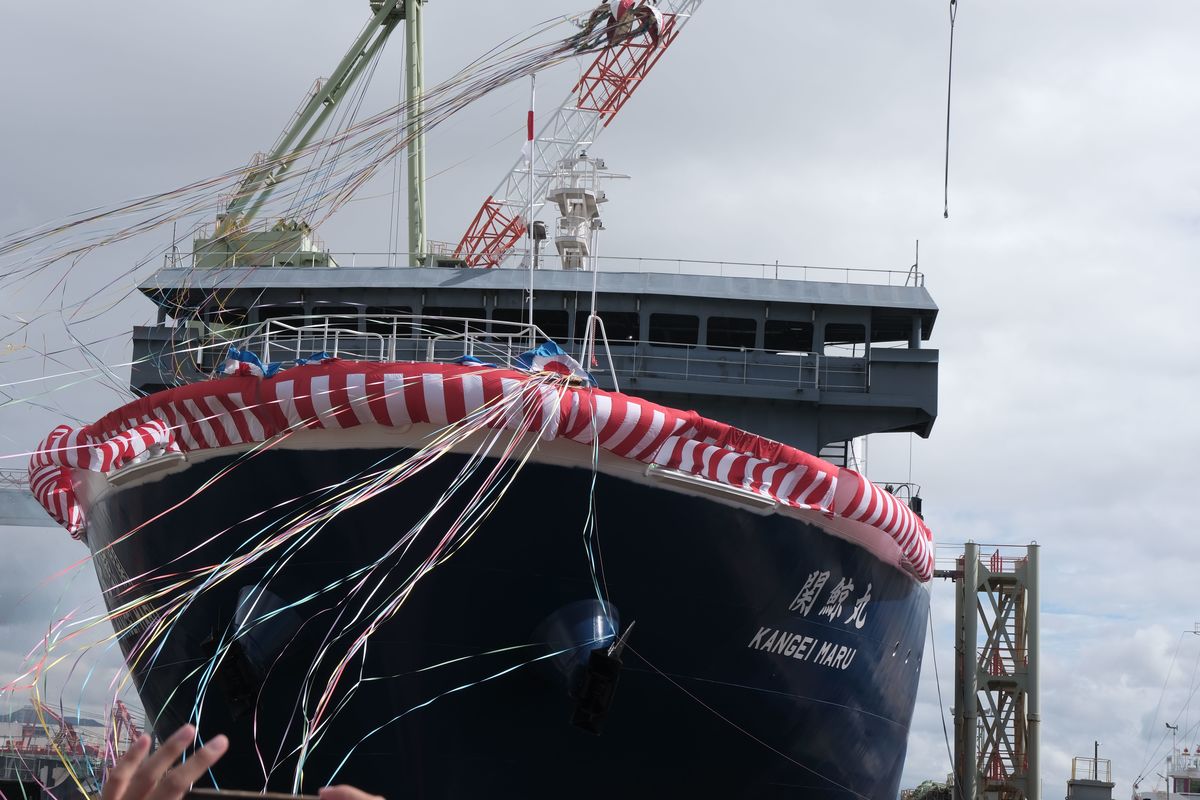 今年3月末に竣工した共同船舶の「関鯨丸」。総トン数9299トン、全長112，6メートル。航海距離は7000海里（マイル）で南極海への航海も可能だ。