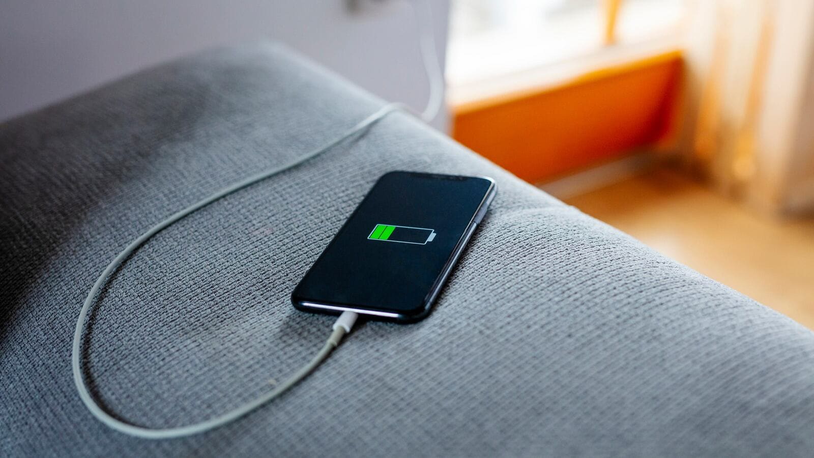 実は充電率は100%にしない方がいい…多くの人が勘違いしているスマホの寿命を縮めてしまうNG行動 スマホのバッテリーが交換式ではなく内蔵式のワケ