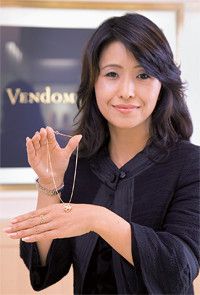 <strong>ヴァンドーム ヤマダ 第一営業部 東京第一グループ グループ長 代田こず枝</strong>●東京生まれ。1982年三陽商会入社、高級紳士服の販売スタッフ、ショップ店長を歴任。87年ヴァンドーム ヤマダに転職、2008年より現職。