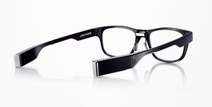 初代ジンズミーム。ツルの部分に専用コードを這わせていたため、デザイン上の制約があった。