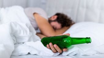 寝酒をやめてもすぐには眠れない…現役研究者が明かす､不眠症を改善させる絶対必要な"禁酒期間"