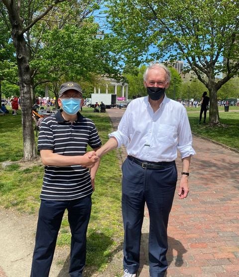 エド・マーキー上院議員（右）と並ぶ筆者