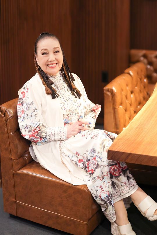 毎日1時間かけて、ヘアとメイクで“湯川れい子”に変身。「このワンピースは、お気に入りのショップで2万円くらい。ヘアには1本1000円の三つ編みのエクステを付け、マスカラも必ずしています」。89歳でハイヒールも履きこなす。