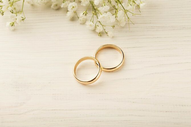 花の装飾の 2 つのゴールデン結婚指輪