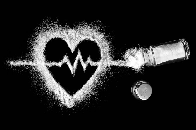 黒い背景に塩で描かれた心電図