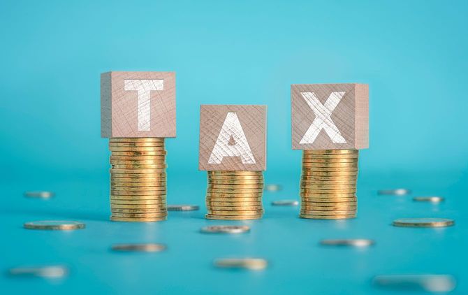 TAXと書かれたブロックがのったコイン