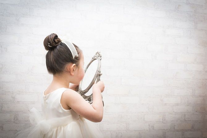 鏡を見ている女の子