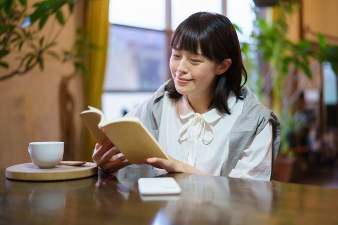 本を読む若い女性