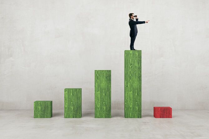 双眼鏡を覗いている男性が、次の足元は急降下することに気付いていない