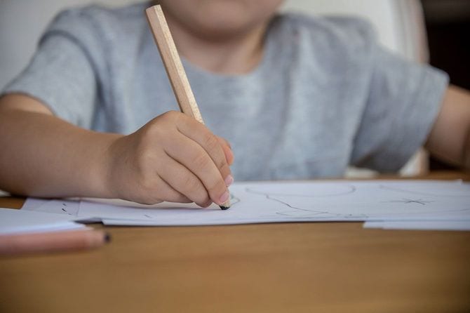 紙に絵を描いている幼児