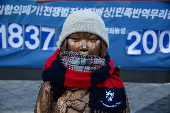 ソウルの日本大使館近くに設置されている慰安婦問題を象徴する少女像