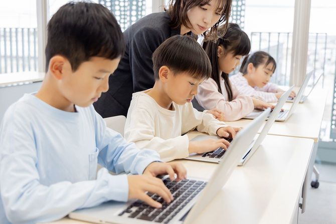 教室でパソコンを操作する小学生