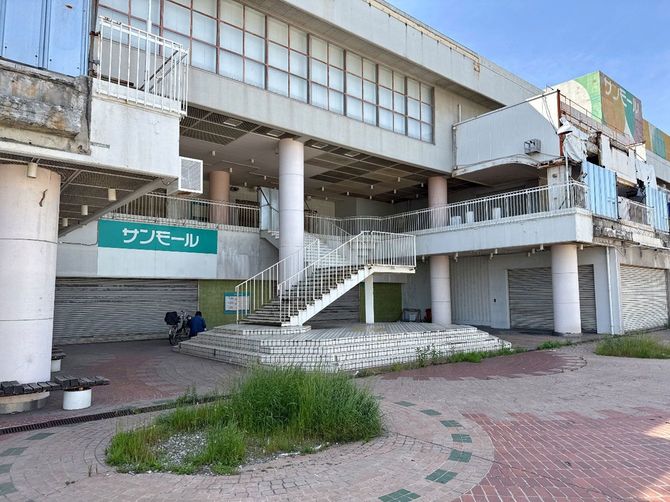 ショッピングモールらしい塔屋や外観、広場が、かつての賑わいを思い起こさせる