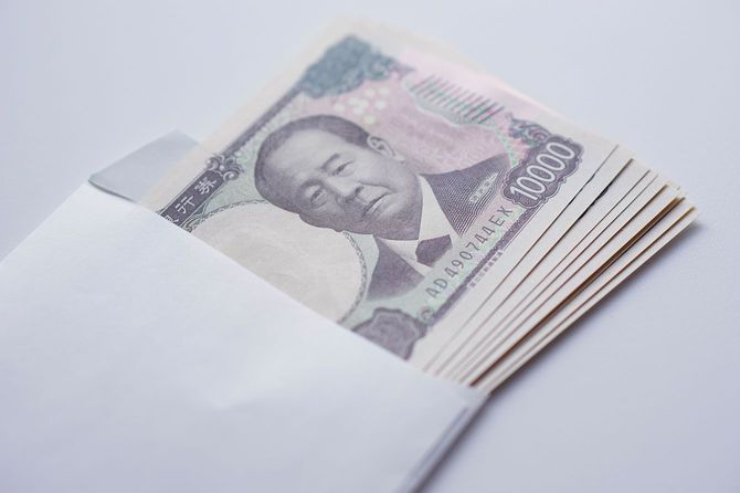 封筒に入れられた一万円札の束