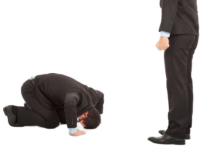 土下座するビジネスマン