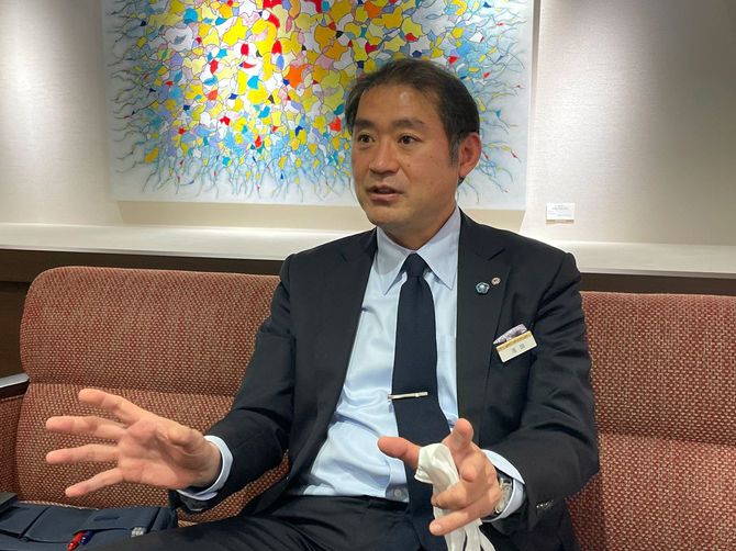 松山三越の浅田徹社長。伊勢丹出身。アパレルを中心に長年営業職に従事。伊勢丹新宿店のメンズ館開業に携わり、同営業部長、静岡伊勢丹社長などを経て、17年には飲食・ブライダル事業部長としてレストラン事業の三越伊勢丹トランジット会長を務めた