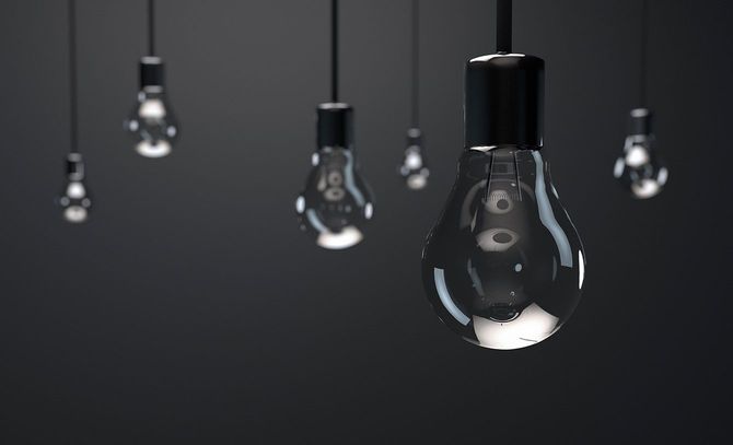 ぶら下がっているたくさんの電球