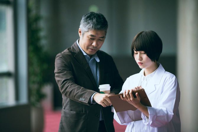 上司と話す若いビジネスパーソン