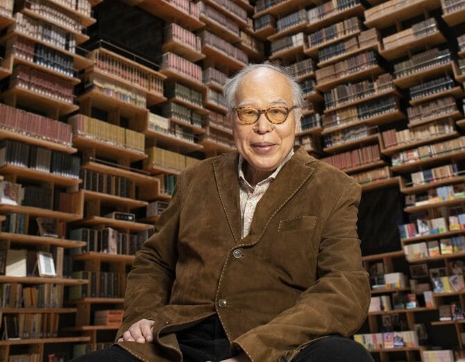 読破した書籍は生涯数万冊におよぶともいわれる荒俣宏さん。撮影協力=角川武蔵野ミュージアム