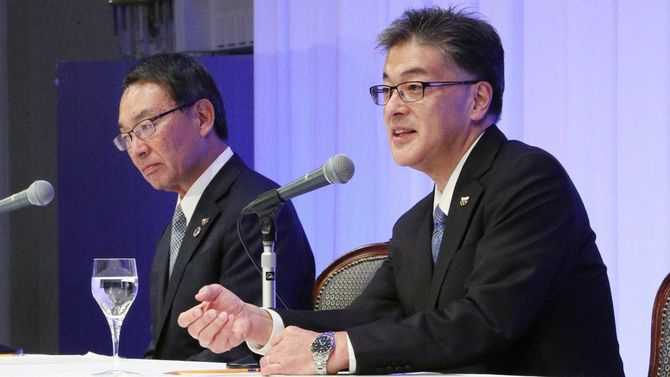 次期社長への昇格が内定し、記者会見するパナソニックの楠見雄規常務執行役員(手前)。奥は会長に退く津賀一宏社長=2020年11月13日夜、大阪市中央区