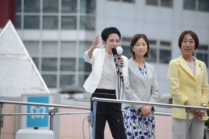 街頭演説する蓮舫氏(2024年6月23日、錦糸町駅前)